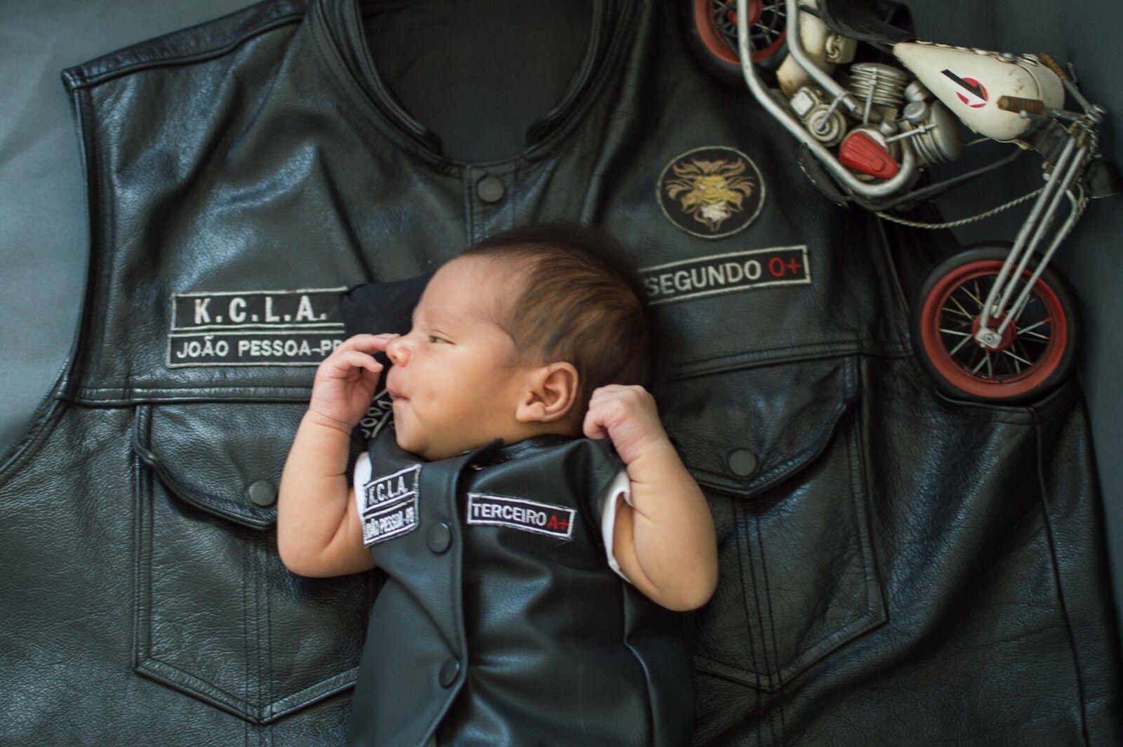 Bebê paraibano ganha ensaio newborn inspirado em Game of Thrones, Batman e Sons of Anarchy Bebê paraibano ganha ensaio newborn inspirado em Game of Thrones, Batman e Sons of Anarchy