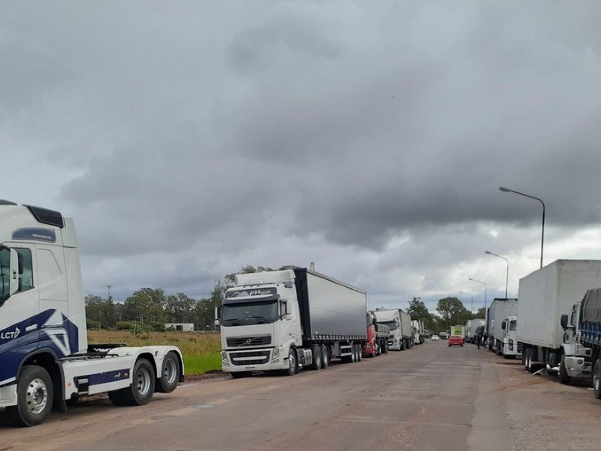 Polícia Rodoviária Federal desbloqueia rododovias ocupadas por caminhoneiros em oito estados Polícia Rodoviária Federal desbloqueia rododovias ocupadas por caminhoneiros em oito estados
