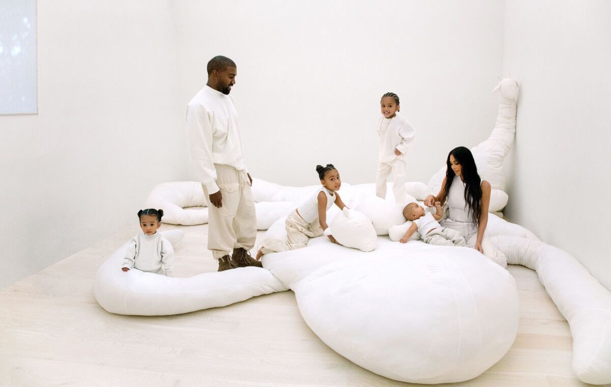 Kim Kardashian revela mansão minimalista e internautas sugerem nova decoração