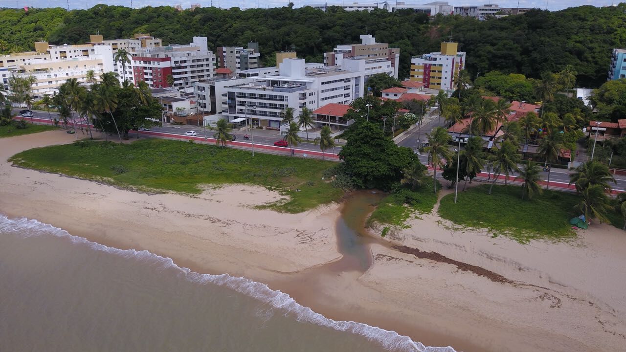 Enquanto Cagepa e PMJP fazem firula, esgoto continua desaguando na orla de Cabo Branco Enquanto Cagepa e PMJP fazem firula, esgoto continua desaguando na orla de Cabo Branco