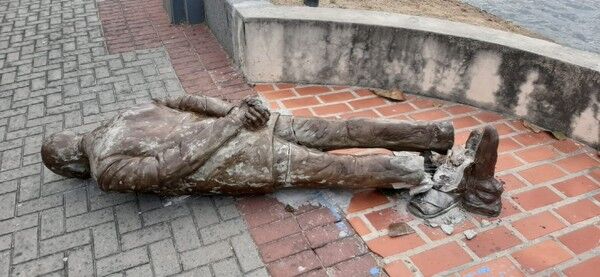 Estátua do paraibano Ariano Suassuna é alvo de vandalismo no Recife Estátua do paraibano Ariano Suassuna é alvo de vandalismo no Recife