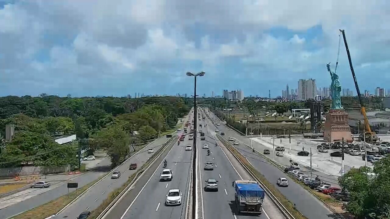 Estátua da Liberdade é erguida e instalada na entrada de loja da Havan em João Pessoa Estátua da Liberdade é erguida e instalada na entrada de loja da Havan em João Pessoa