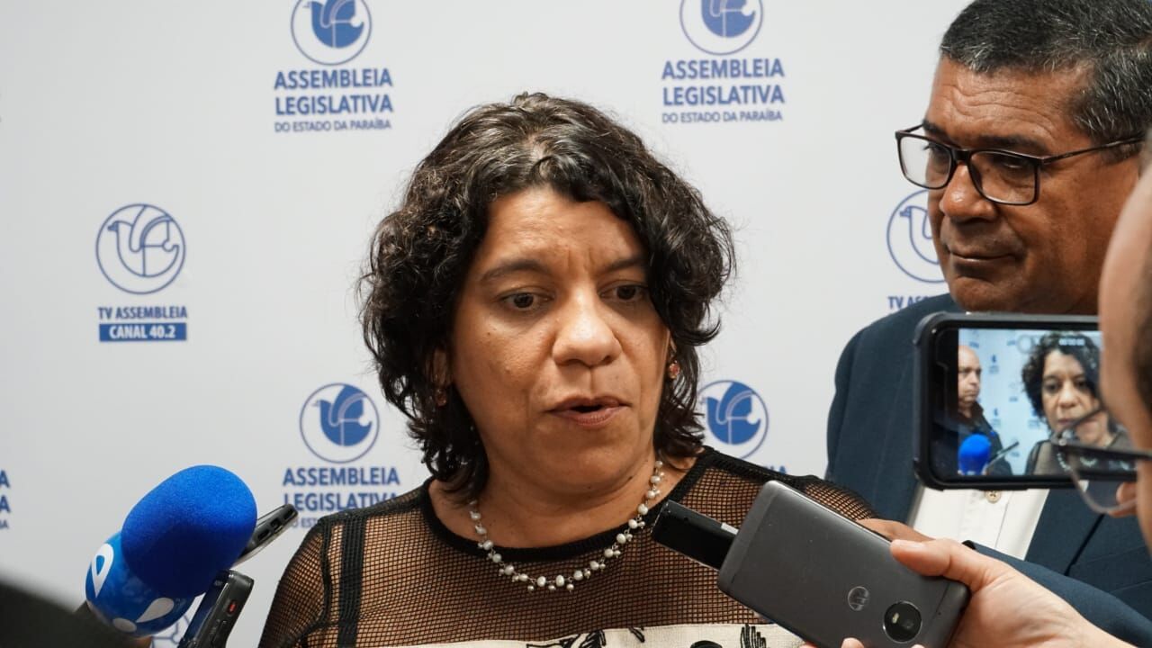 Ao deixar prisão, Estela agradece apoios e diz que Brasil vive ataque à democracia Ao deixar prisão, Estela agradece apoios e diz que Brasil vive ataque à democracia
