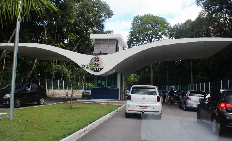 Estudantes da UFPB protestam contra falta de pagamento de bolsa e fechamento do RU Estudantes da UFPB protestam contra falta de pagamento de bolsa e fechamento do RU