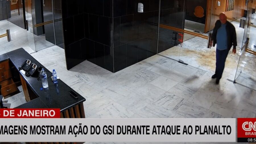 General Gonçalves Dias diz à PF que retirou extremistas de área do Planalto, mas não os prendeu porque fazia 'gerenciamento de crise'