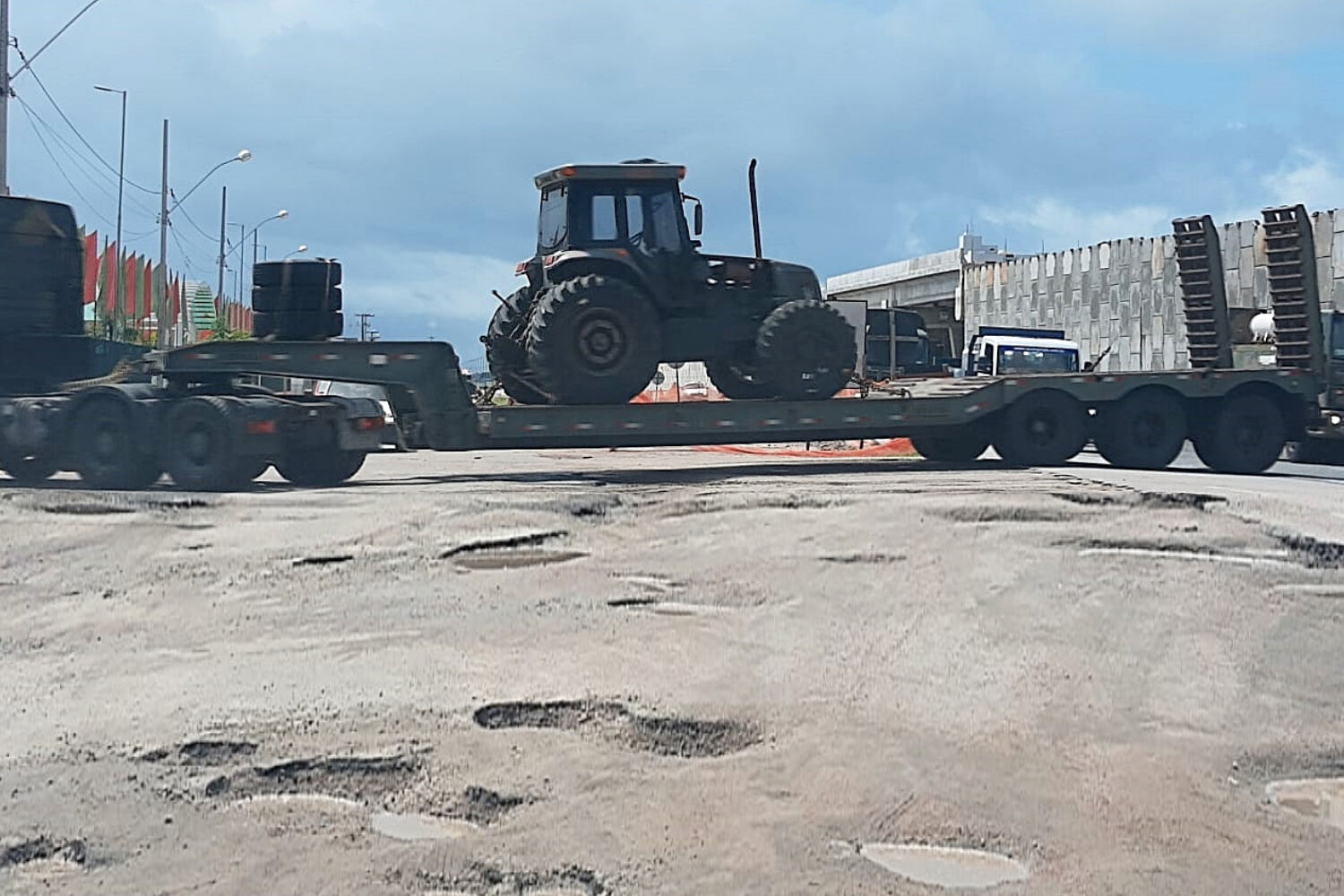 Exército retira equipamentos e abandona obra de triplicação da BR-230, em Cabedelo Exército retira equipamentos e abandona obra de triplicação da BR-230, em Cabedelo