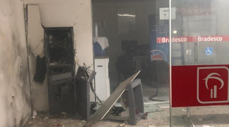 Bandidos explodem agência do banco Bradesco em Jericó, na noite dessa sexta-feira Bandidos explodem agência do banco Bradesco em Jericó, na noite dessa sexta-feira