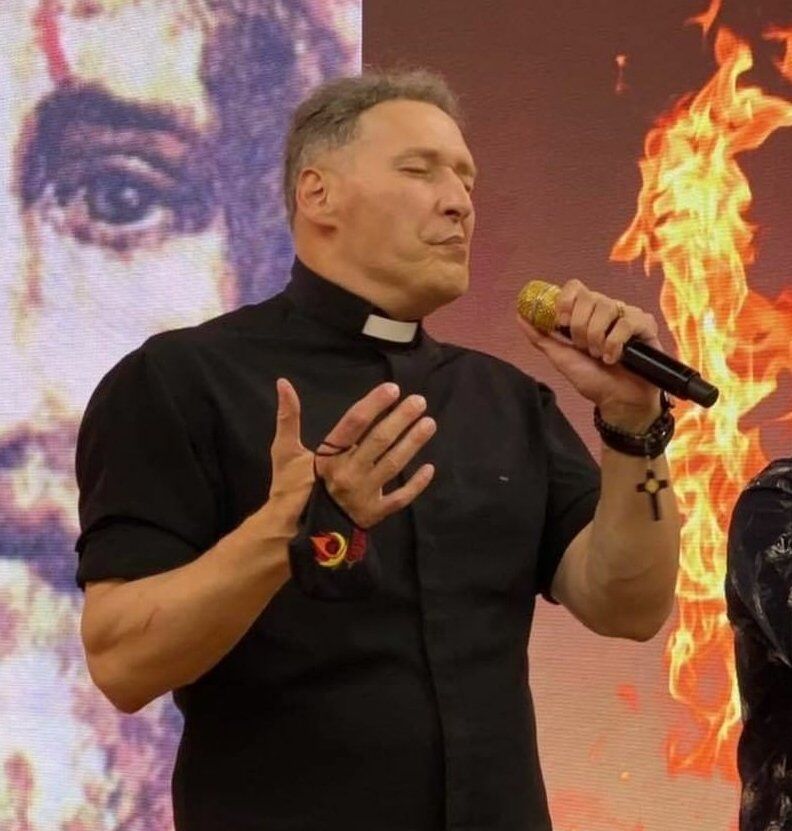 Padre Marcelo Rossi ressurge 'marombado' e vira assunto nas redes sociais Padre Marcelo Rossi ressurge 'marombado' e vira assunto nas redes sociais