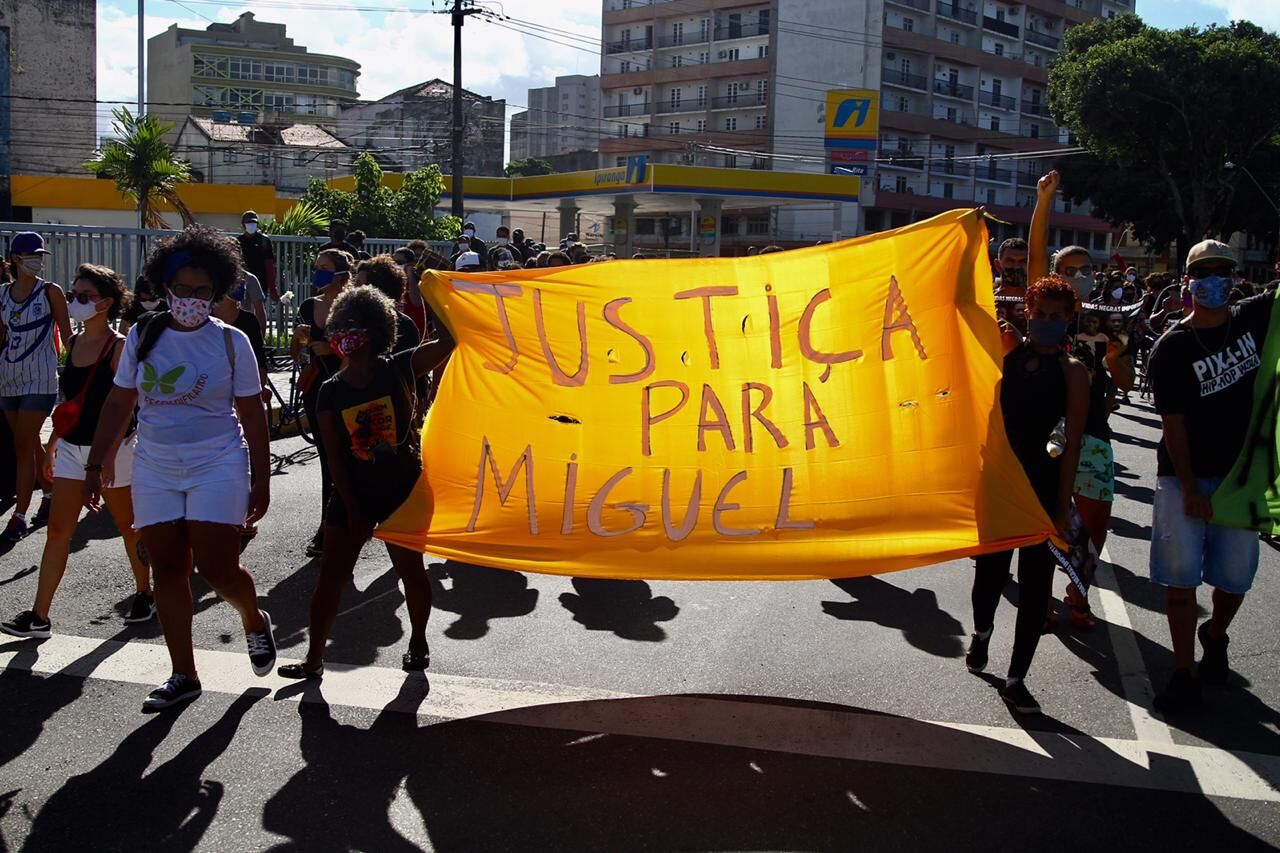 Manifestantes pedem justiça para menino que morreu ao cair do 9º andar quando estava sob a guarda da patroa da mãe Manifestantes pedem justiça para menino que morreu ao cair do 9º andar quando estava sob a guarda da patroa da mãe