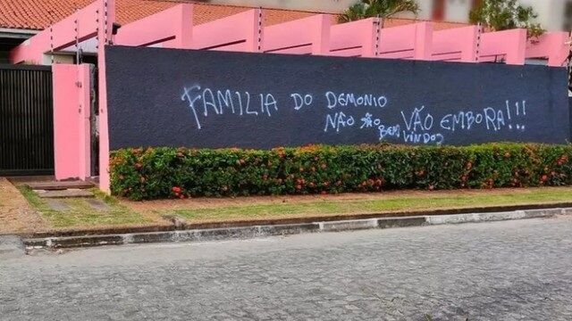 Modelo Arthur Urso, casado com oito mulheres, tem casa pichada em João Pessoa: 'Família do demônio' Modelo Arthur Urso, casado com oito mulheres, tem casa pichada em João Pessoa: 'Família do demônio'