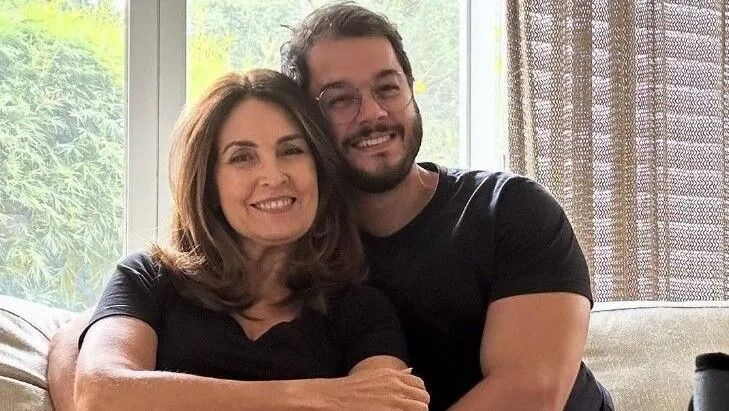 Com o pé quebrado, Fátima Bernardes celebra seis anos de namoro com Túlio Gadelha Com o pé quebrado, Fátima Bernardes celebra seis anos de namoro com Túlio Gadelha