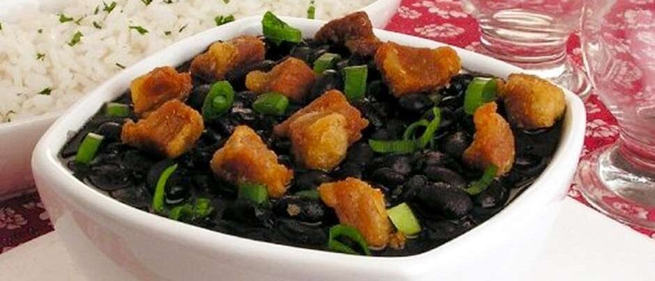 Feijão-preto com torresmo e cebolinha, uma opção para levar mais sabor a sua mesa Feijão-preto com torresmo e cebolinha, uma opção para levar mais sabor a sua mesa