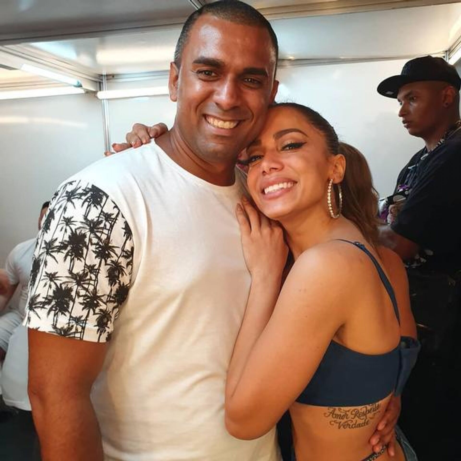 Irmão recém-descoberto de Anitta anuncia que vai adotar sobrenome da família da cantora Irmão recém-descoberto de Anitta anuncia que vai adotar sobrenome da família da cantora