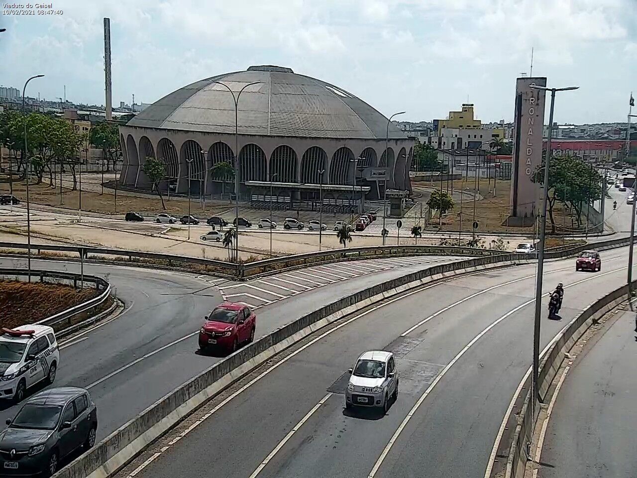 Fila de carros se forma no Ronaldão e no Centro de Convenções no primeiro dia de vacinação drive thru contra covid-19 em João Pessoa Fila de carros se forma no Ronaldão e no Centro de Convenções no primeiro dia de vacinação drive thru contra covid-19 em João Pessoa