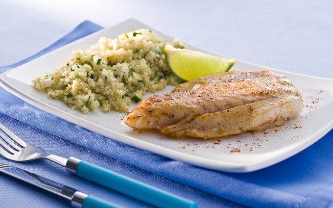 Filé de peixe grelhado com páprica e salada de quinoa e pepino Filé de peixe grelhado com páprica e salada de quinoa e pepino