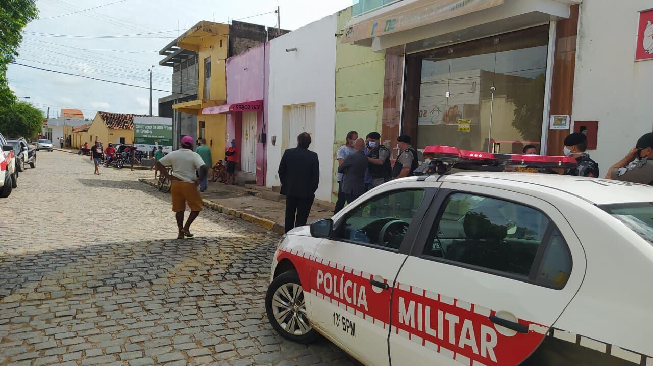 Comerciantes são presos por abrir lojas e descumprir decretos de isolamento social no Sertão da Paraíba Comerciantes são presos por abrir lojas e descumprir decretos de isolamento social no Sertão da Paraíba