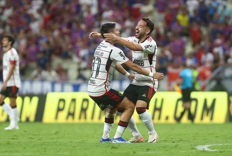 Flamengo vence o Fortaleza por 2 a 0 e mantém distância para o G4 em três pontos Flamengo vence o Fortaleza por 2 a 0 e mantém distância para o G4 em três pontos