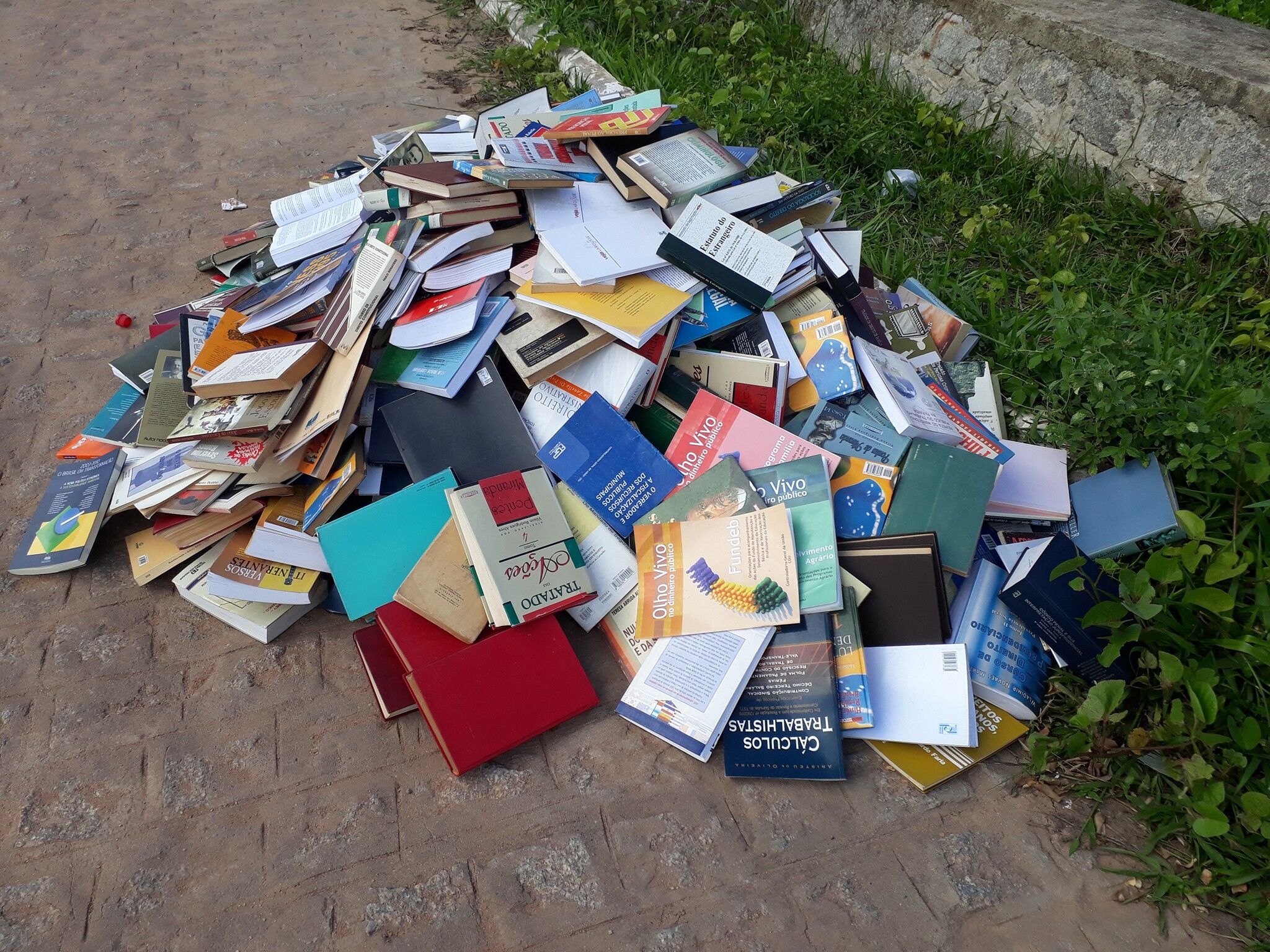 Advogado paraibano faz fogueira com livros jurídicos em protesto à condenação de Lula Advogado paraibano faz fogueira com livros jurídicos em protesto à condenação de Lula
