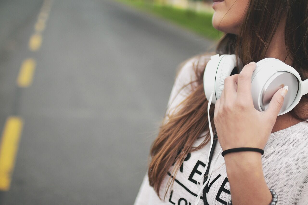 Produtor musical é preso acusado de enganar plataformas de streaming com milhares de músicas geradas por IA Produtor musical é preso acusado de enganar plataformas de streaming com milhares de músicas geradas por IA