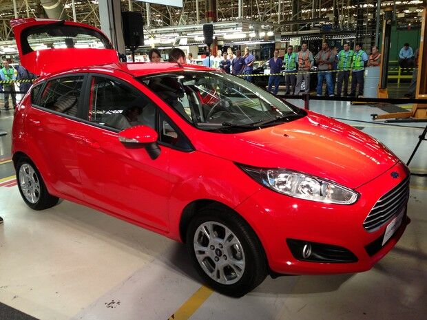 Ford começa a produzir New Fiesta brasileiro e mira faixa dos R$ 40 mil Ford começa a produzir New Fiesta brasileiro e mira faixa dos R$ 40 mil