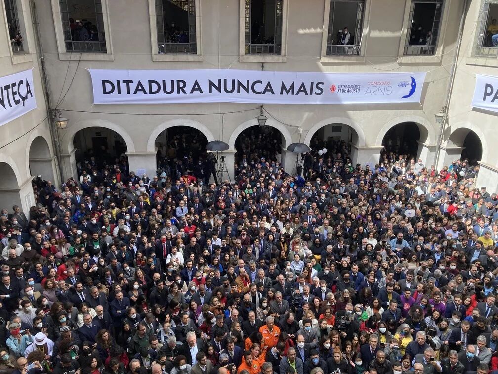 Ato pela democracia recorda mortos na ditadura, pede respeito ao sistema eleitoral e leva multidão ao Centro de São Paulo Ato pela democracia recorda mortos na ditadura, pede respeito ao sistema eleitoral e leva multidão ao Centro de São Paulo