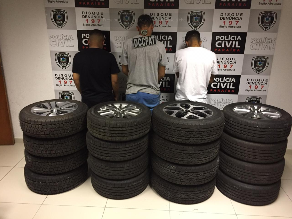 Homens são presos suspeitos de furtar jogos de pneus de carros em estacionamento de supermercado Homens são presos suspeitos de furtar jogos de pneus de carros em estacionamento de supermercado