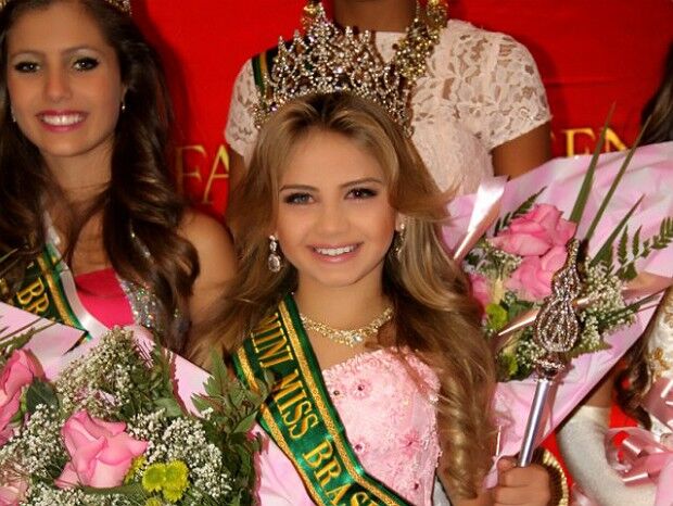 Gay adota neta de traficantes e menina torna-se Mini Miss Brasil Gay adota neta de traficantes e menina torna-se Mini Miss Brasil
