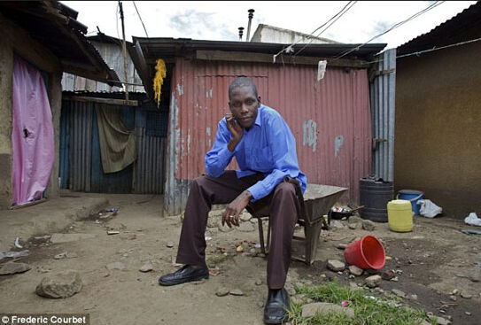 George Obama, o irmão do presidente dos EUA, mora em uma favela no Quênia George Obama, o irmão do presidente dos EUA, mora em uma favela no Quênia
