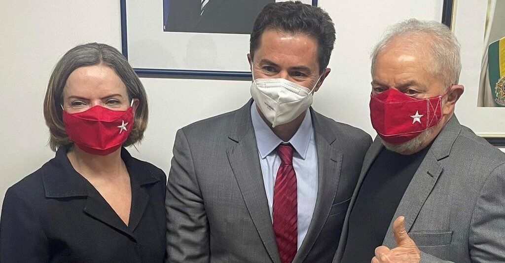 Sem vídeo de Lula, cabe a Gleisi Hoffmann enviar mensagem em ato de apoio do PT a pré-candidatura de Veneziano: "homem de luta" Sem vídeo de Lula, cabe a Gleisi Hoffmann enviar mensagem em ato de apoio do PT a pré-candidatura de Veneziano: "homem de luta"