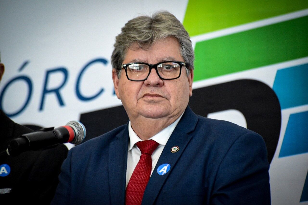 João Azevêdo anuncia pagamento do 13º e garante pagar folha de dezembro até o Natal João Azevêdo anuncia pagamento do 13º e garante pagar folha de dezembro até o Natal