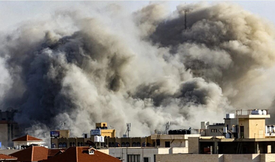 “Não podemos enterrar os corpos”: alojados em hospital de Gaza descrevem condições degradantes