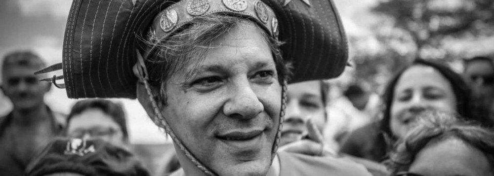 Em Pernambuco, Haddad usa chapéu de Lampião e cita Eduardo Campos: 'não vamos desistir do Brasil' Em Pernambuco, Haddad usa chapéu de Lampião e cita Eduardo Campos: 'não vamos desistir do Brasil'