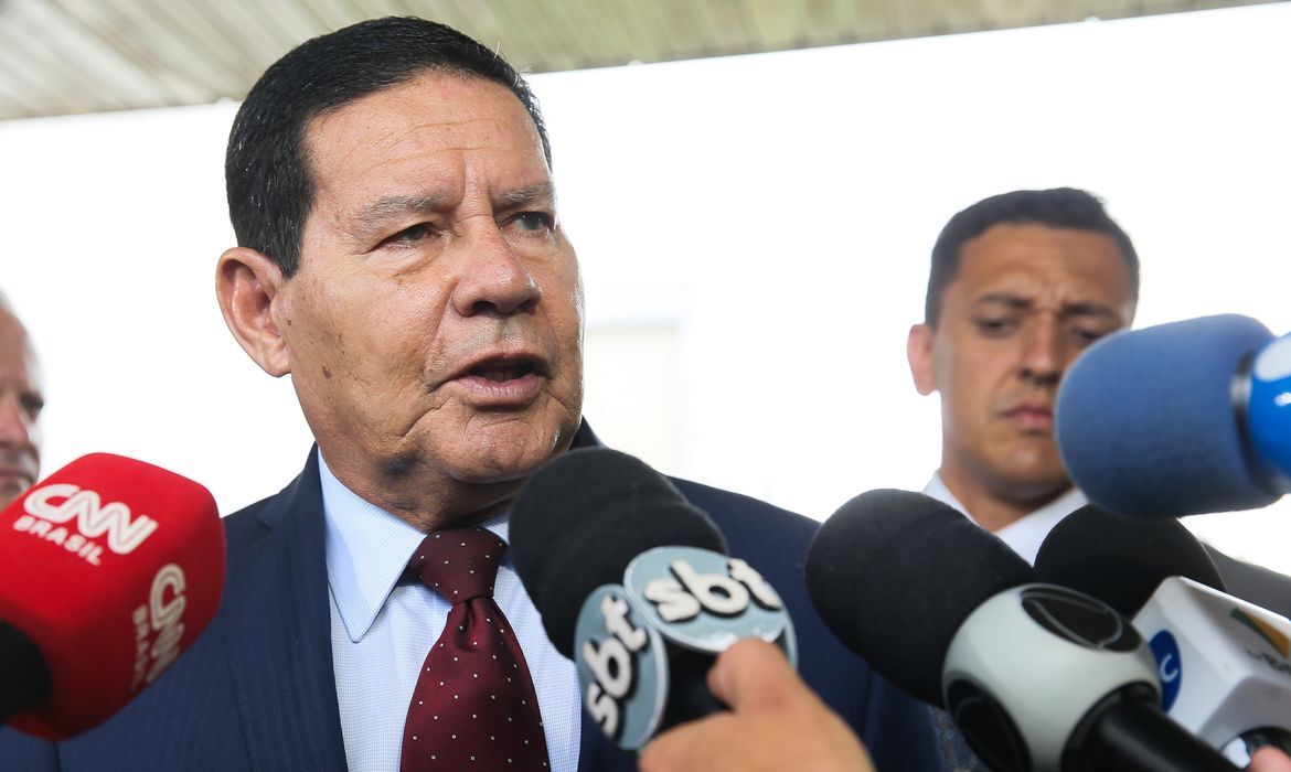 No Brasil não existe racismo, é coisa que querem importar, diz Mourão sobre morte de Beto Freitas em mercado No Brasil não existe racismo, é coisa que querem importar, diz Mourão sobre morte de Beto Freitas em mercado