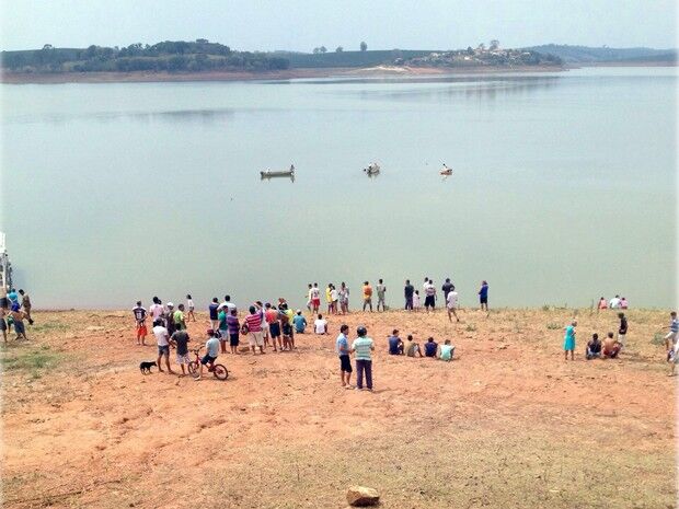 Helicóptero com três pessoas cai em Represa de Furnas Helicóptero com três pessoas cai em Represa de Furnas