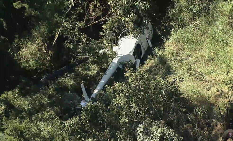 Helicóptero com 4 pessoas a bordo cai em Belo Horizonte Helicóptero com 4 pessoas a bordo cai em Belo Horizonte