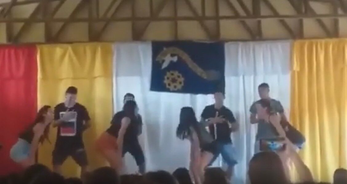 Dança de alunos em versão funk do Hino Nacional gera polêmica e protestos na Paraíba Dança de alunos em versão funk do Hino Nacional gera polêmica e protestos na Paraíba