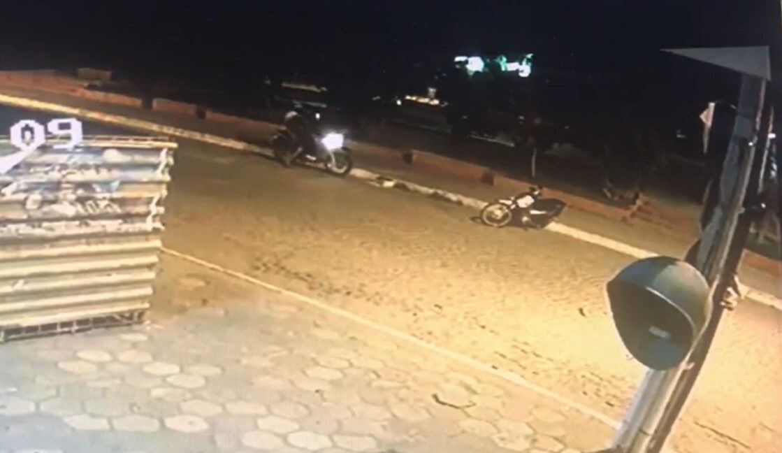 Câmeras de segurança registram momento do assassinato de duas jovens em Catolé do Rocha Câmeras de segurança registram momento do assassinato de duas jovens em Catolé do Rocha