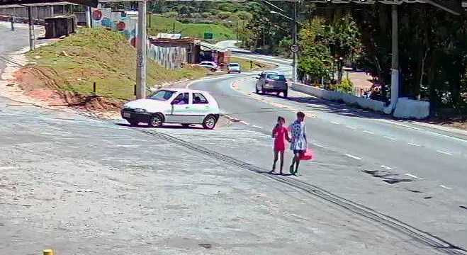 Criança de 12 anos é detida suspeita de matar menina de 9 anos Criança de 12 anos é detida suspeita de matar menina de 9 anos