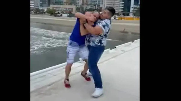 Homem gay aplica mata-leão em homofóbico que chamou amiga trans de “viadinho”