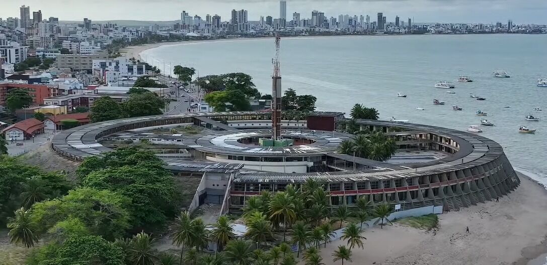 Hotel Tambaú deve ter estrutura atual mantida e ampliação para "pelo menos" 250 quartos, afirma André Amaral Hotel Tambaú está em obras, a passos lentos.