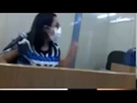 Em audiência, juíza nega direito ao silêncio parcial de réu, dá murro na mesa e encerra audiência aos gritos Em audiência, juíza nega direito ao silêncio parcial de réu, dá murro na mesa e encerra audiência aos gritos