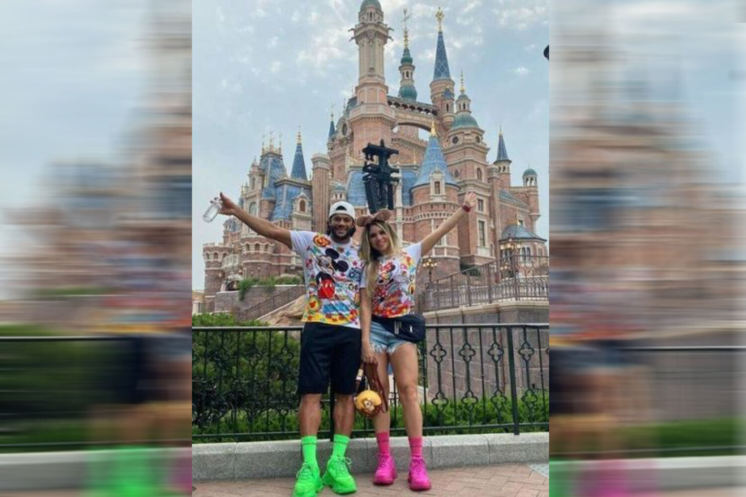 Jogador Hulk posa com a namorada na Disney durante passeio após quarentena na China