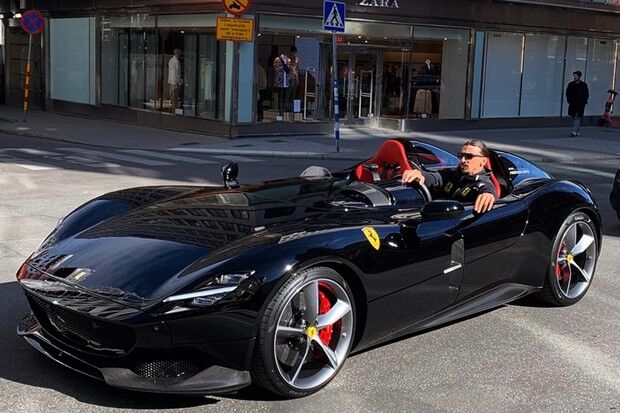 Ibrahimovic é multado por andar sem capacete em Ferrari Monza de R$ 9 milhões Ibrahimovic é multado por andar sem capacete em Ferrari Monza de R$ 9 milhões