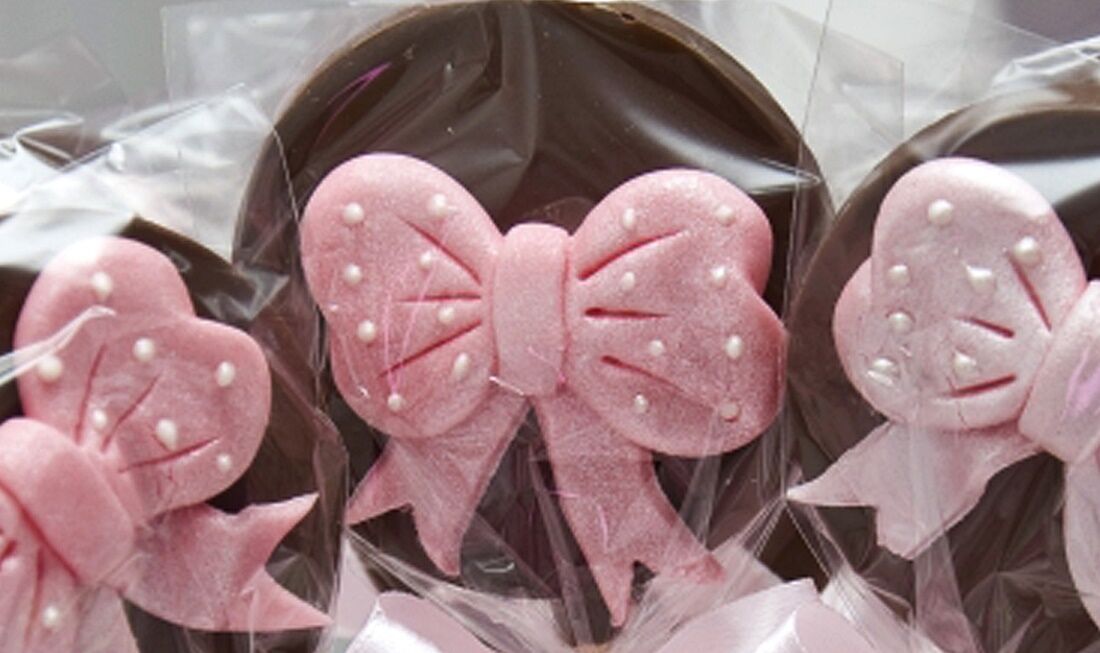 Pirulito de chocolate com biscoito maizena ou maria para presentear quem a gente gosta Pirulito de chocolate com biscoito maizena ou maria para presentear quem a gente gosta