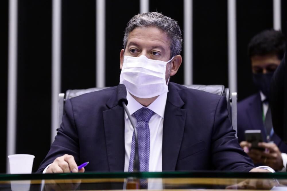 Lira fala em serenidade e diz que cumprirá Constituição após prisão de Silveira Lira fala em serenidade e diz que cumprirá Constituição após prisão de Silveira