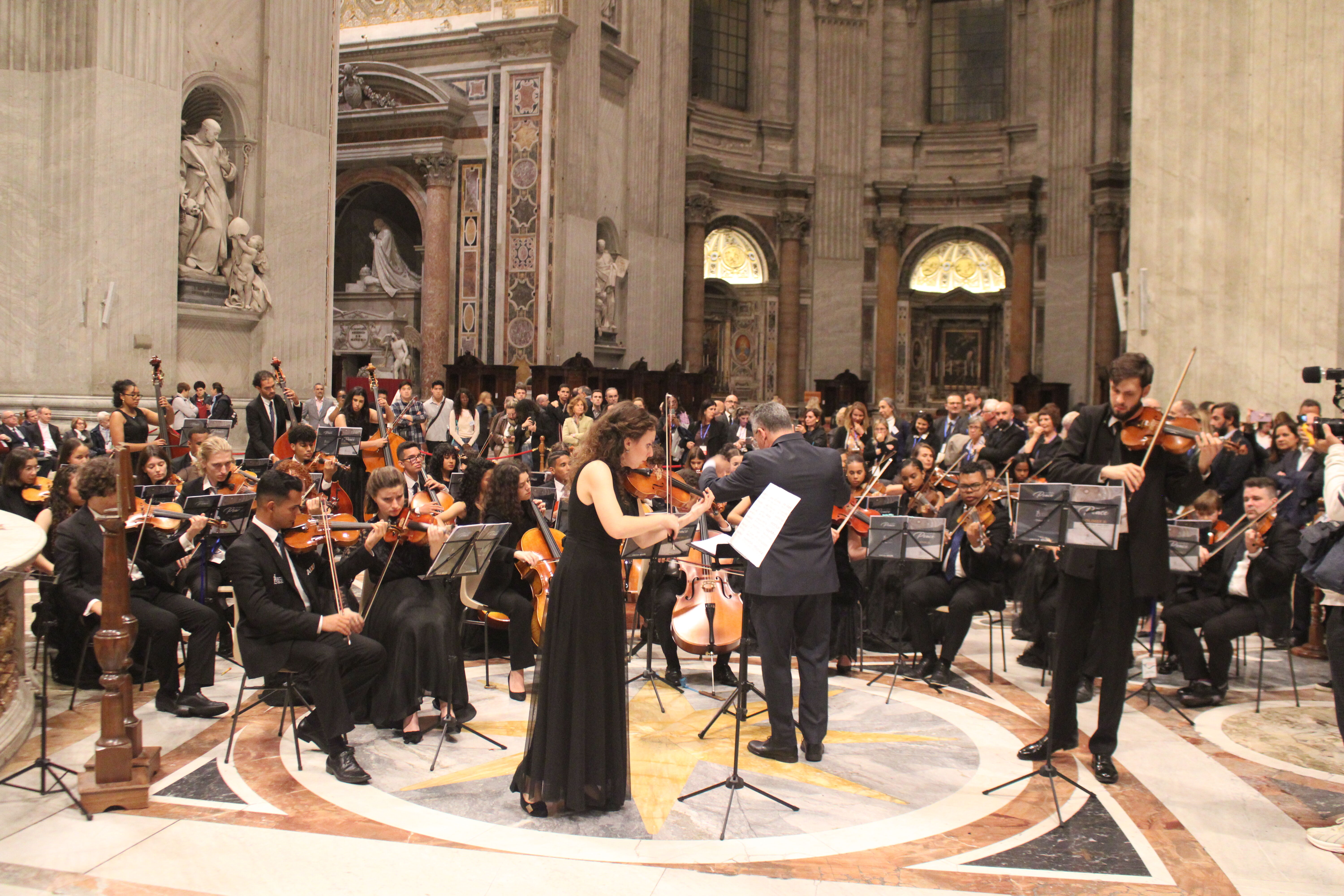 Papa Francisco elogia orquestra formada por jovens brasileiros: “Esforço pela paz” Papa Francisco elogia orquestra formada por jovens brasileiros: “Esforço pela paz”
