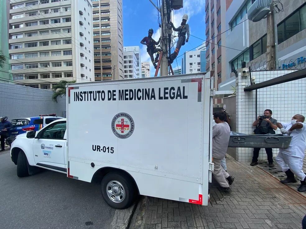 Homem atira em mulher e filha dela, mata namorado da jovem e comete suicídio no Recife Homem atira em mulher e filha dela, mata namorado da jovem e comete suicídio no Recife