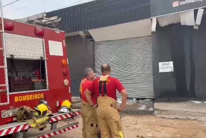 Incêndio atinge oficina especializada e destrói mais de 20 veículos de luxo em Cabedelo Incêndio atinge oficina especializada e destrói mais de 20 veículos de luxo em Cabedelo