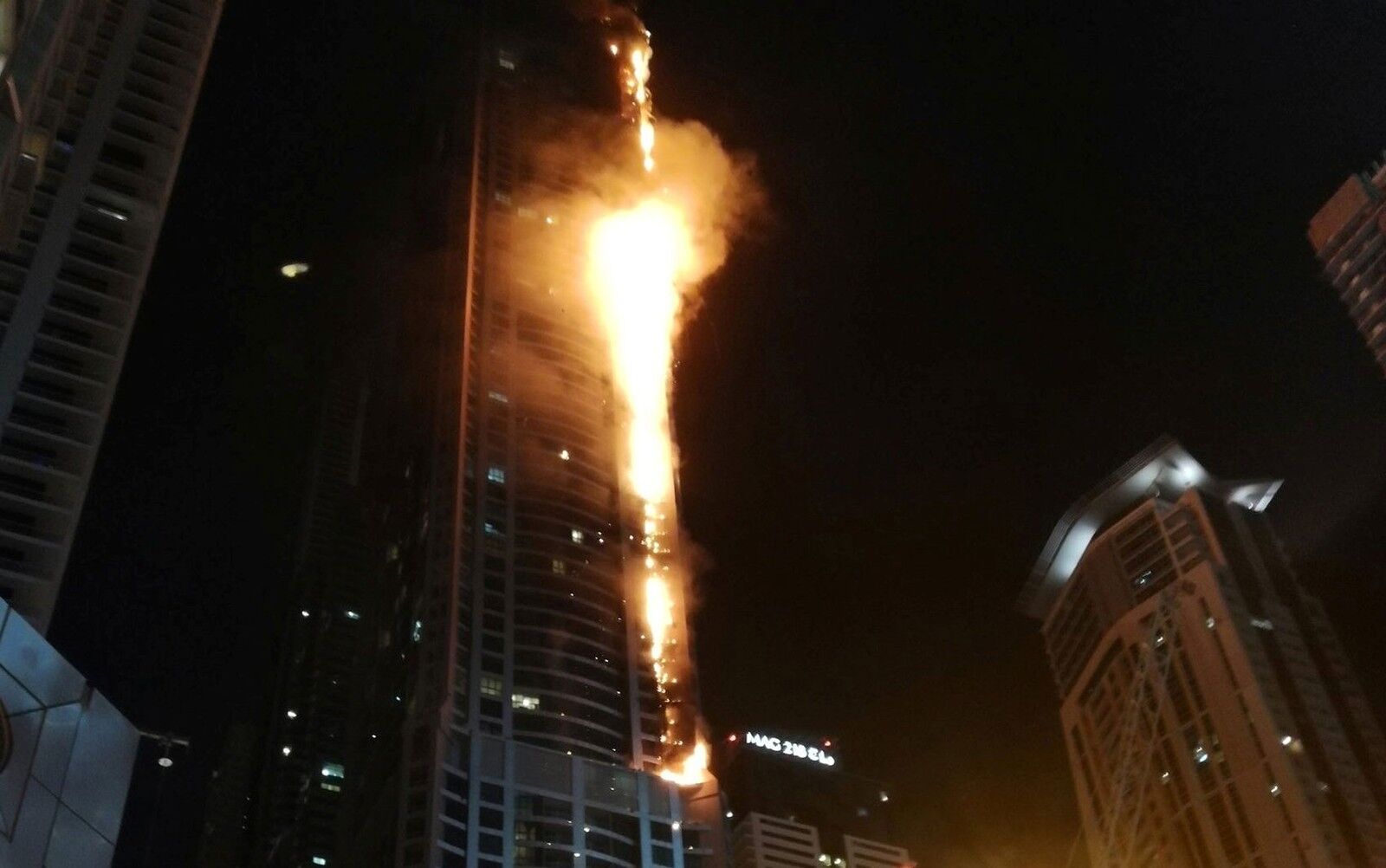 Incêndio atinge prédio residencial com mais de 80 andares em Dubai