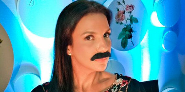 Ivete Sangalo aparece de bigode em foto para campanha internacional Ivete Sangalo aparece de bigode em foto para campanha internacional